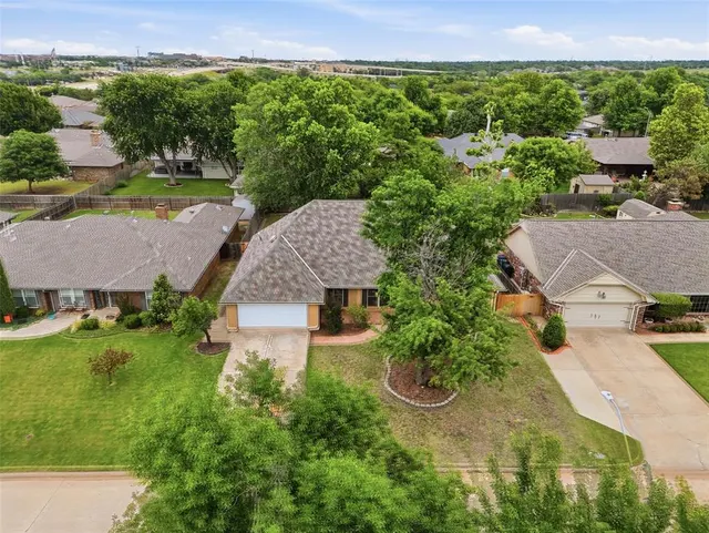 Photo 2 — 13404 Green Valley Drive, Oklahoma City, OK 73120