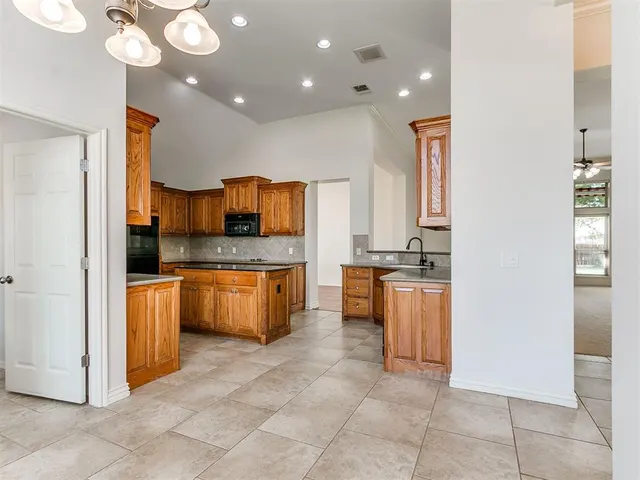 Photo 7 — 4100 Queensbury Court, Norman, OK 73072