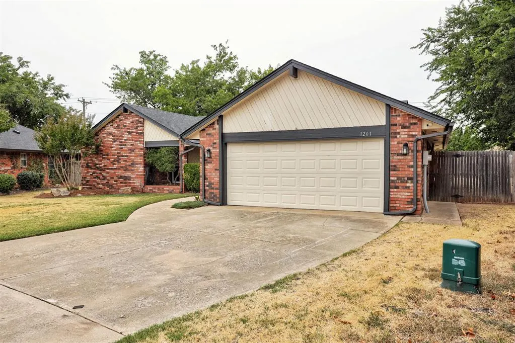 Photo 2 — 1201 Morrison Trail, Edmond, OK 73012