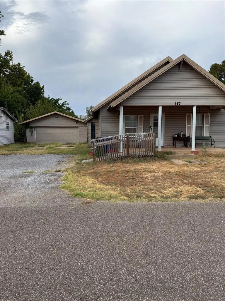 Photo 2 — 117 E Perry Lane, Mustang, OK 73064