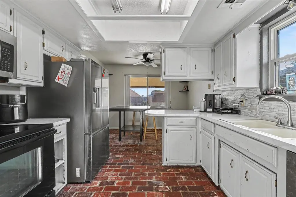 Photo 7 — 1004 SW 11th Street, Moore, OK 73160
