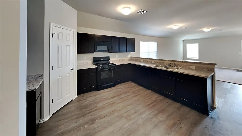 Photo 5 — 9905 Rattlesnake Lane, Yukon, OK 73099