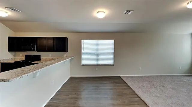 Photo 6 — 9905 Rattlesnake Lane, Yukon, OK 73099