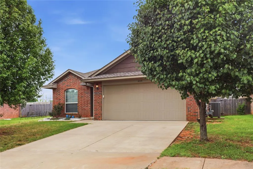 Photo 2 — 605 Inverleith Circle, Yukon, OK 73099