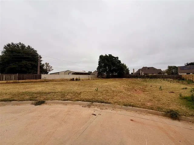 Photo 2 — 1929 Carleton Lane, Shawnee, OK 74804