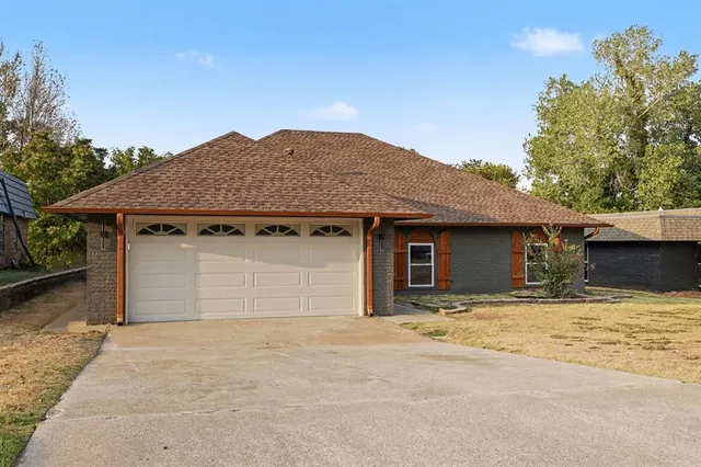 Photo 2 — 11109 NW 112th Street, Yukon, OK 73099
