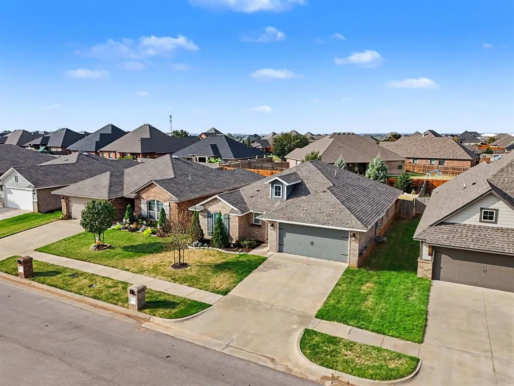 Photo 2 — 18425 Groveton Boulevard, Edmond, OK 73012