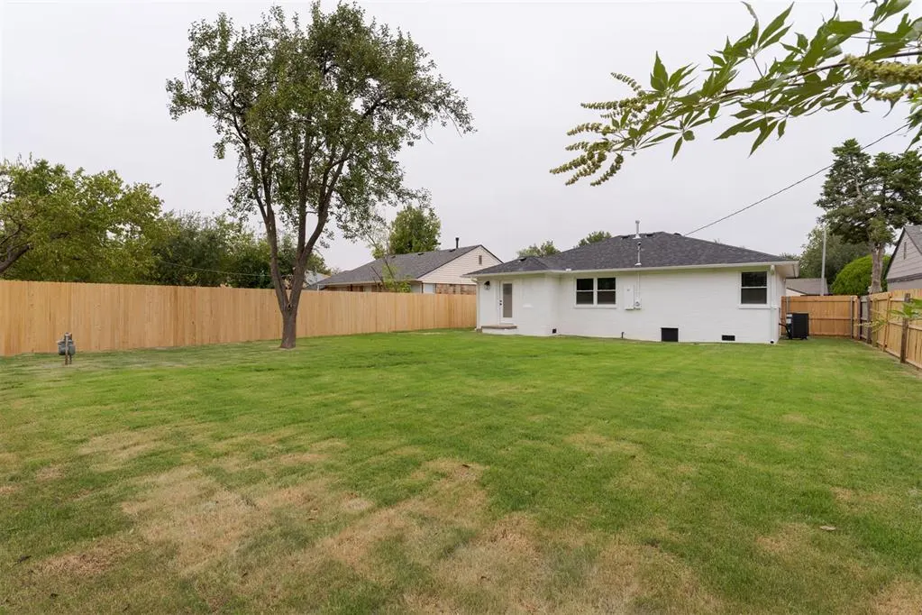 Photo 9 — 2000 Andover Court, The Village, OK 73120