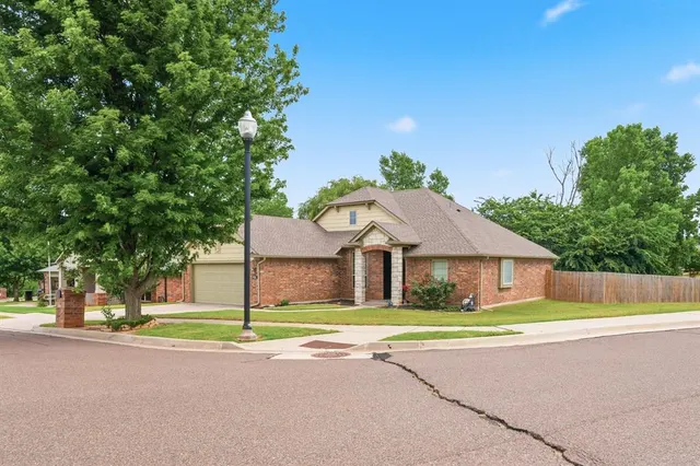 Photo 4 — 1400 Biltmore Court, Norman, OK 73071