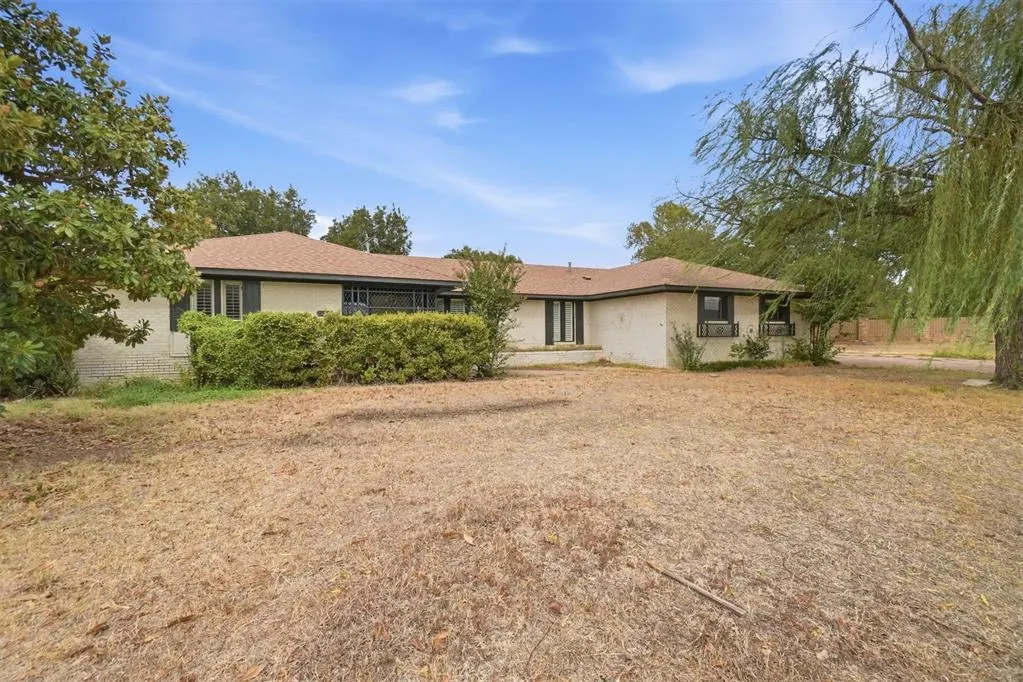 Front exterior — 525 Lakeside Drive, Altus, OK 73521