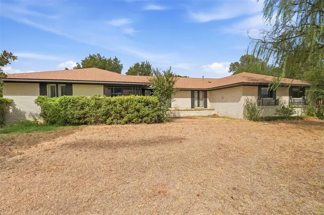 Photo 2 — 525 Lakeside Drive, Altus, OK 73521