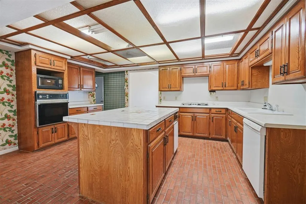 Photo 18 — 525 Lakeside Drive, Altus, OK 73521