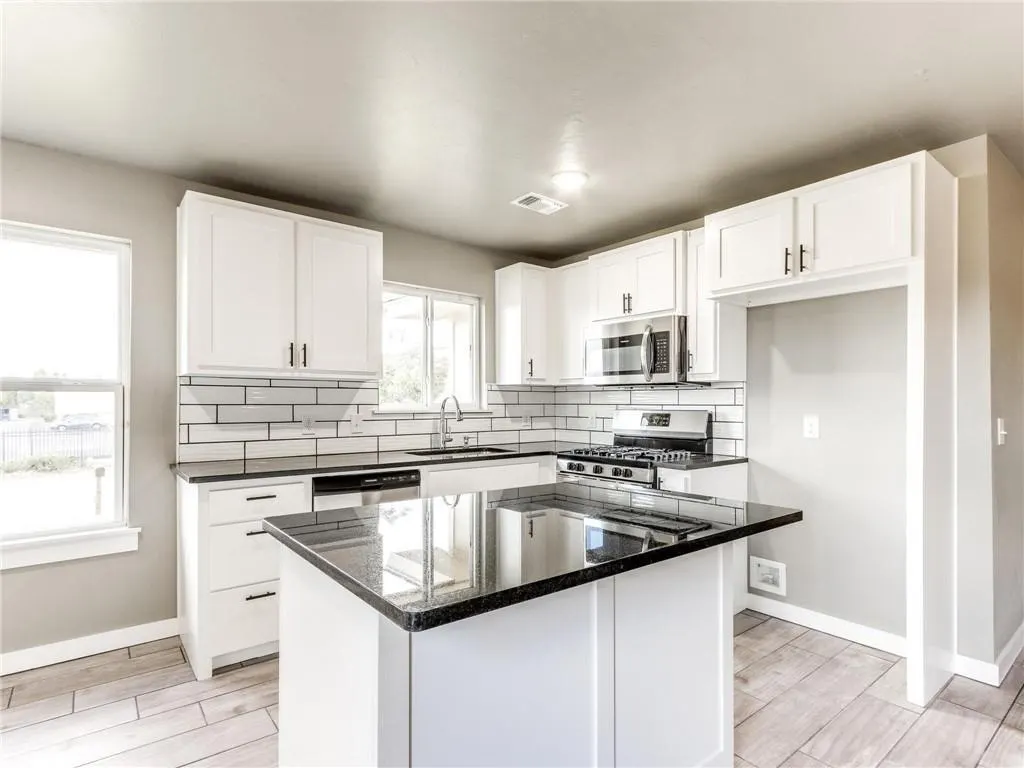 Photo 11 — 6719 Lyrewood Lane, Oklahoma City, OK 73132