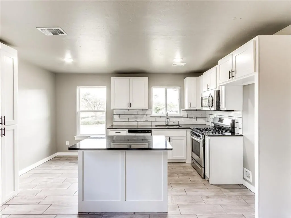 Photo 12 — 6719 Lyrewood Lane, Oklahoma City, OK 73132