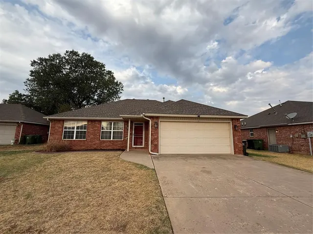 Front exterior — 620 Eastview Circle, Yukon, OK 73099