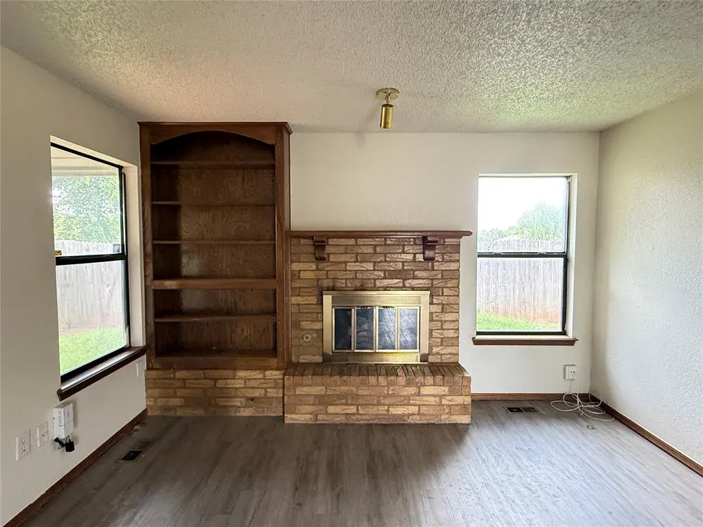 Photo 5 — 217 Woodbridge Circle, Edmond, OK 73012