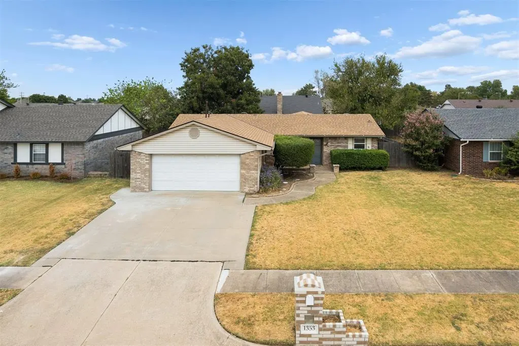 Photo 2 — 1353 W Cedarbrook Lane, Moore, OK 73170