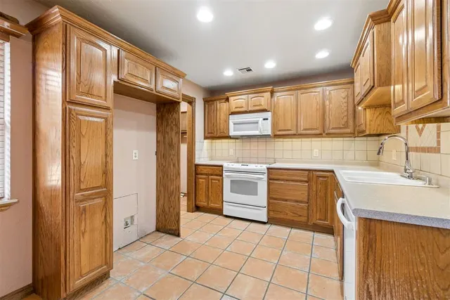 Photo 8 — 1353 W Cedarbrook Lane, Moore, OK 73170