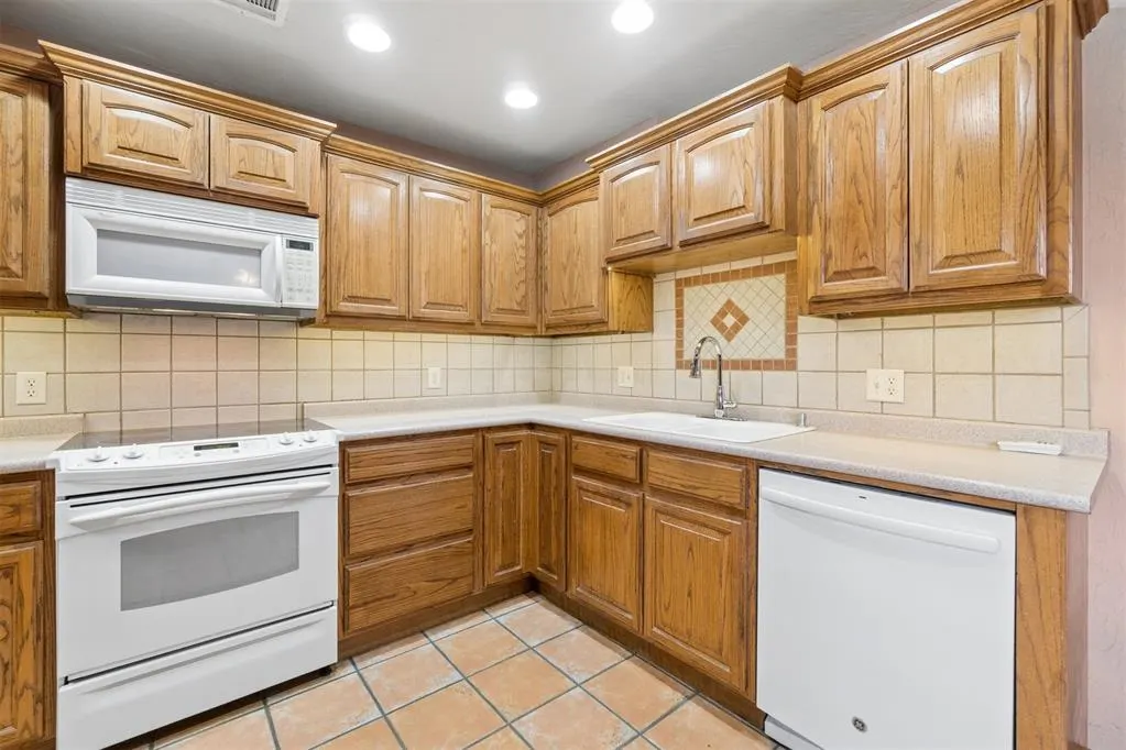 Photo 9 — 1353 W Cedarbrook Lane, Moore, OK 73170
