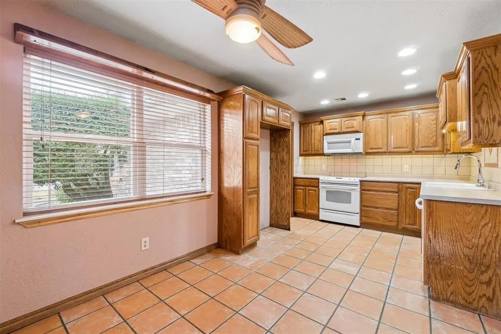 Photo 11 — 1353 W Cedarbrook Lane, Moore, OK 73170