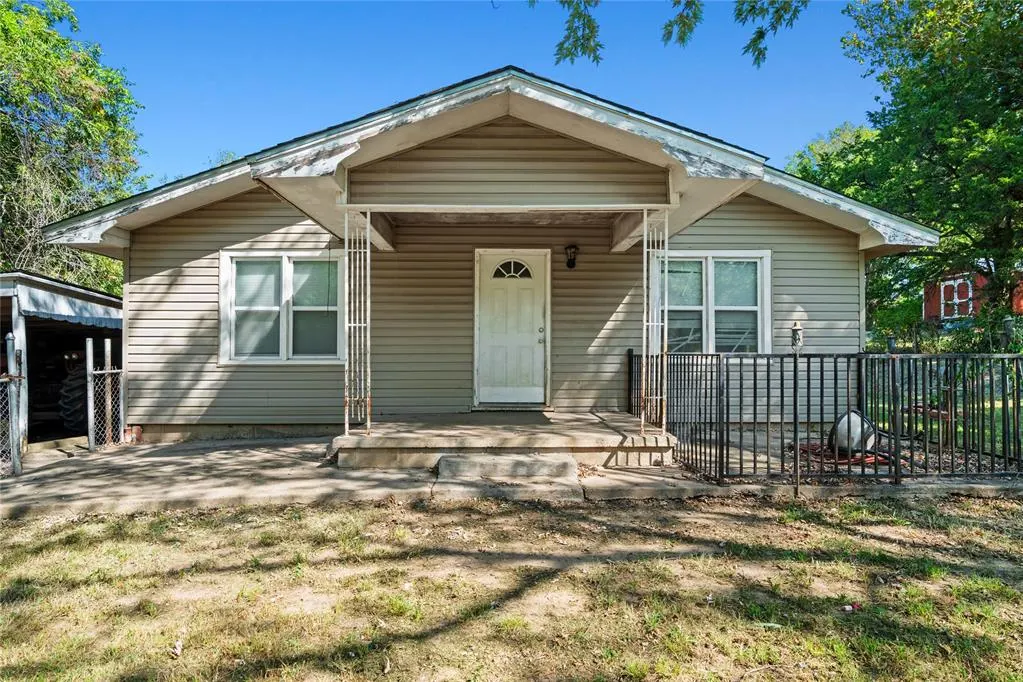 Front exterior — 902 W 4th Street, Ada, OK 74820