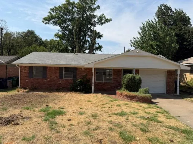 Front exterior — 621 Timber Lane, Oklahoma City, OK 73127