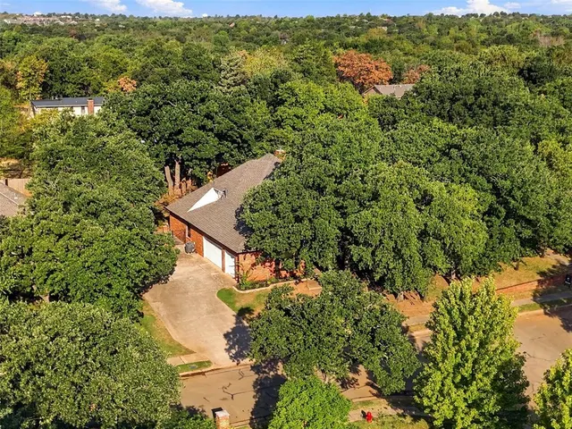 Photo 2 — 1 N Crosstimber Trail, Edmond, OK 73034