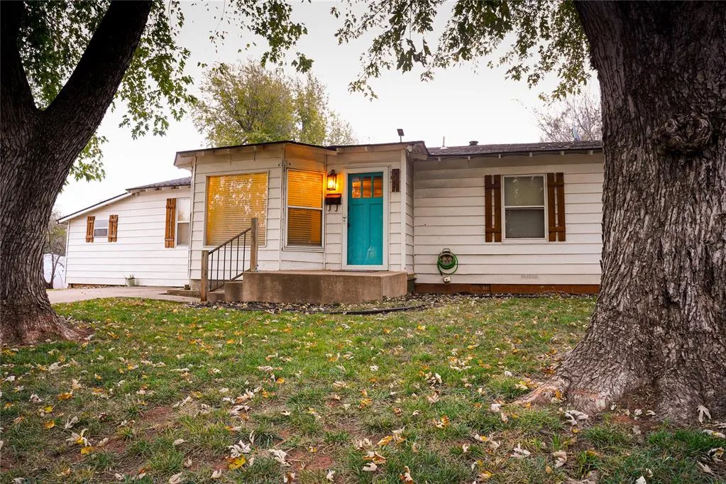 Front exterior — 924 N Ash Street, Guthrie, OK 73044