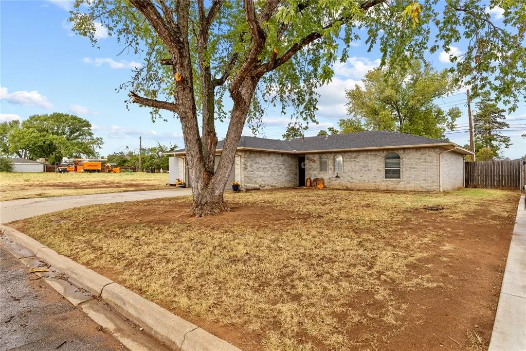 Photo 2 — 2001 E Serenade Street, Weatherford, OK 73096