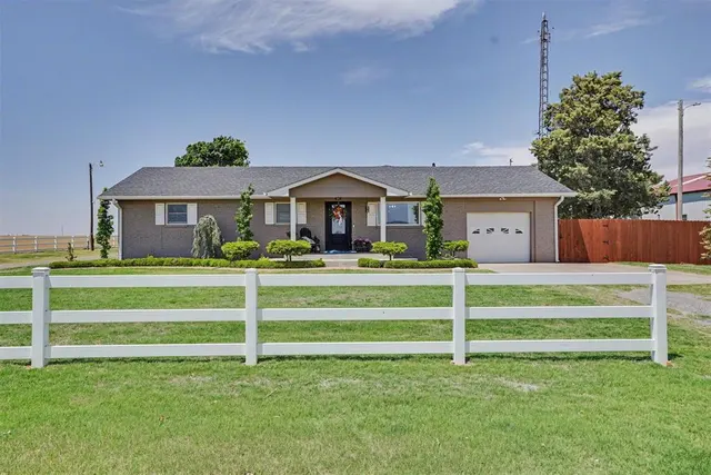 Photo 3 — 15785 N 1700 Road, Hollis, OK 73550