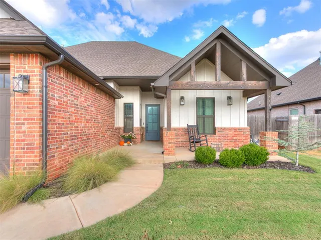 Photo 2 — 5704 Tiger Stone Drive, Mustang, OK 73064