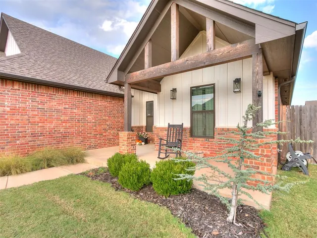 Photo 3 — 5704 Tiger Stone Drive, Mustang, OK 73064