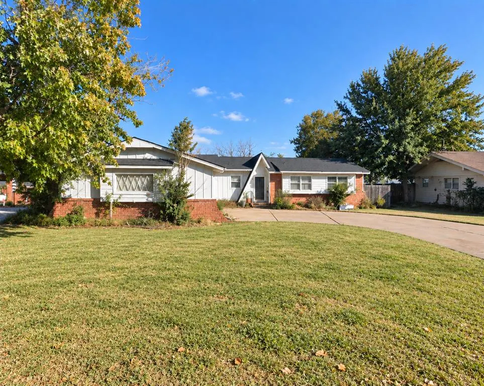 Front exterior — 518 Lakeside Drive, Altus, OK 73521