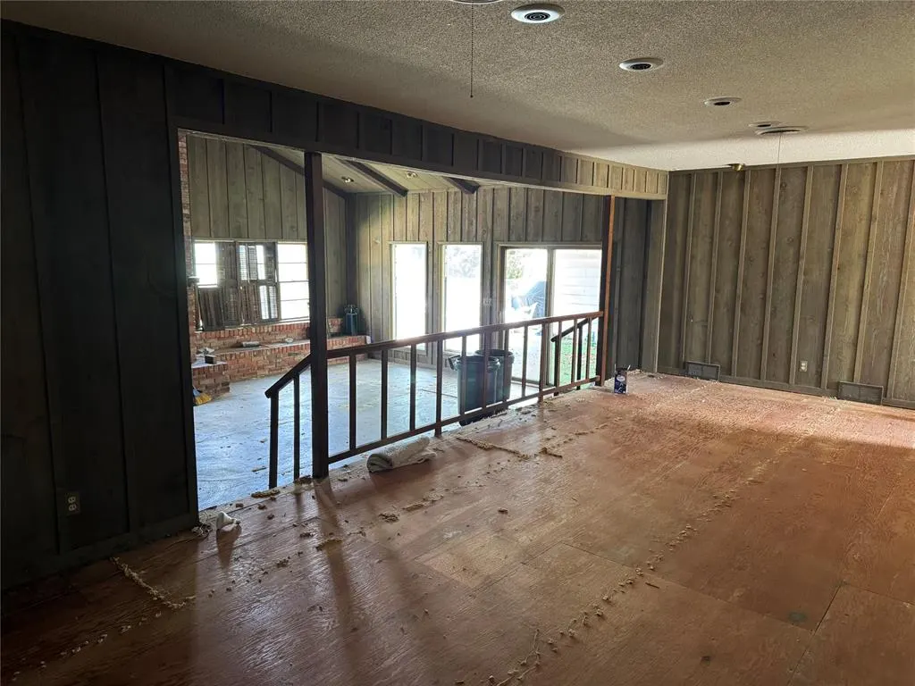 Photo 5 — 518 Lakeside Drive, Altus, OK 73521