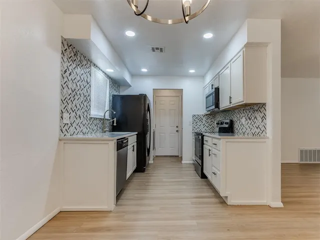 Photo 2 — 405 Woodland Drive, Midwest City, OK 73130