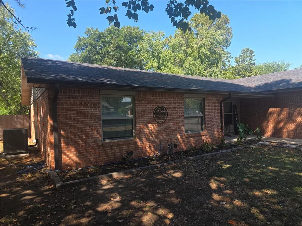 Front exterior — 205 Mark Avenue, Paoli, OK 73074