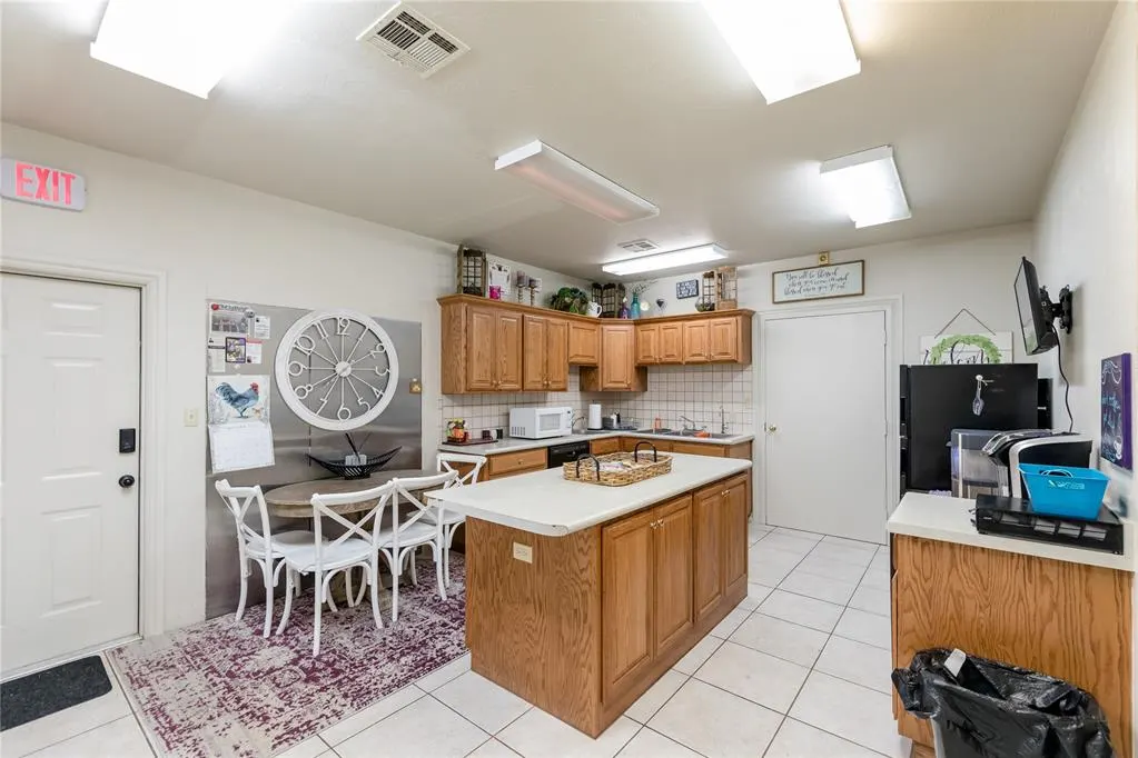 Photo 7 — 621 W 3rd Street, Elk City, OK 73644