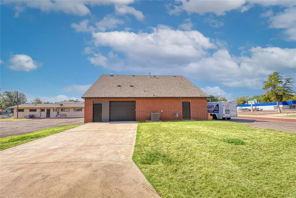 Photo 20 — 621 W 3rd Street, Elk City, OK 73644