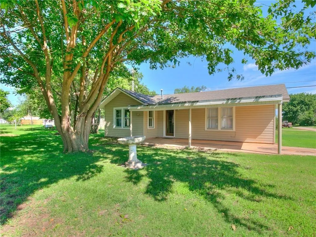 Front exterior — 101 N Walnut Street 1/2, Crescent, OK 73028