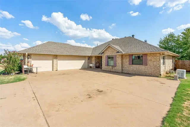 Photo 2 — 1629 Canyon Bluff Road, Guthrie, OK 73044