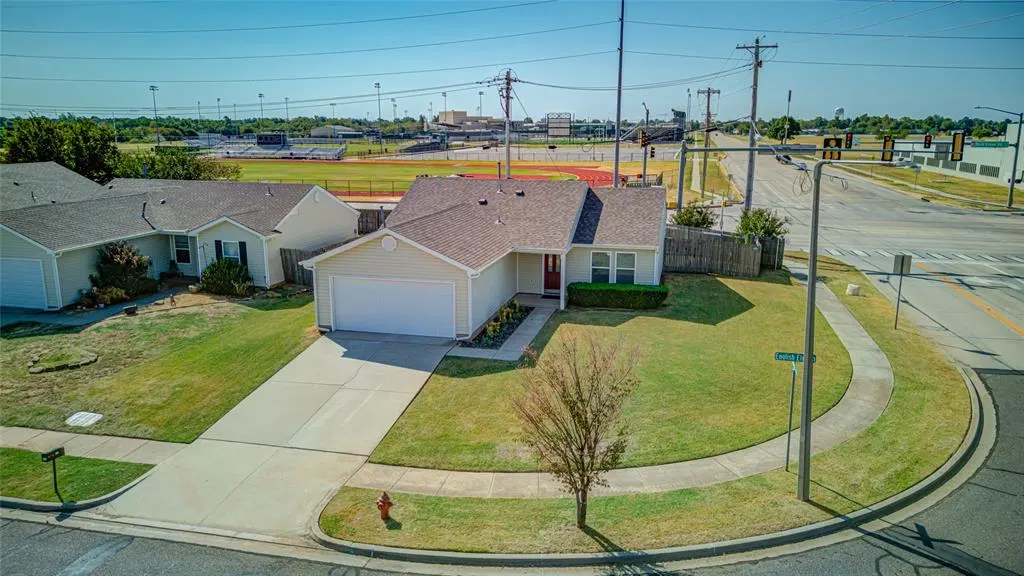 Photo 2 — 524 English Elm Lane, Norman, OK 73069