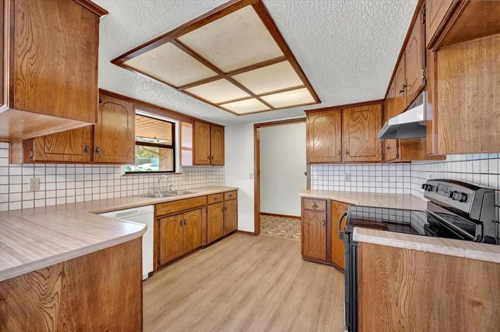 Photo 7 — 7813 Ambassador Road, Oklahoma City, OK 73169