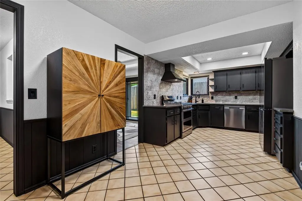 Photo 5 — 6900 Blue Spruce Court, Oklahoma City, OK 73162