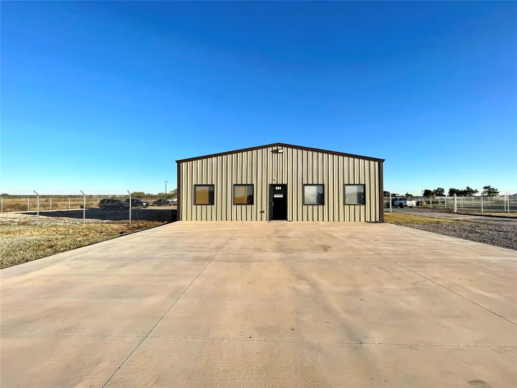 Photo 2 — 404 W Pikes Peak Road, Chickasha, OK 73018