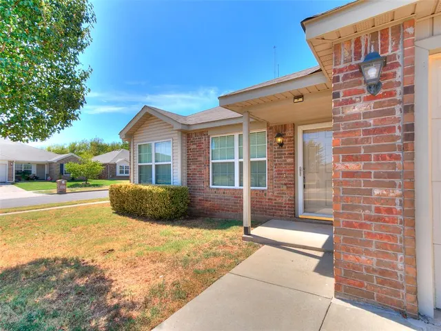 Photo 2 — 9637 Kylie Drive, Moore, OK 73160