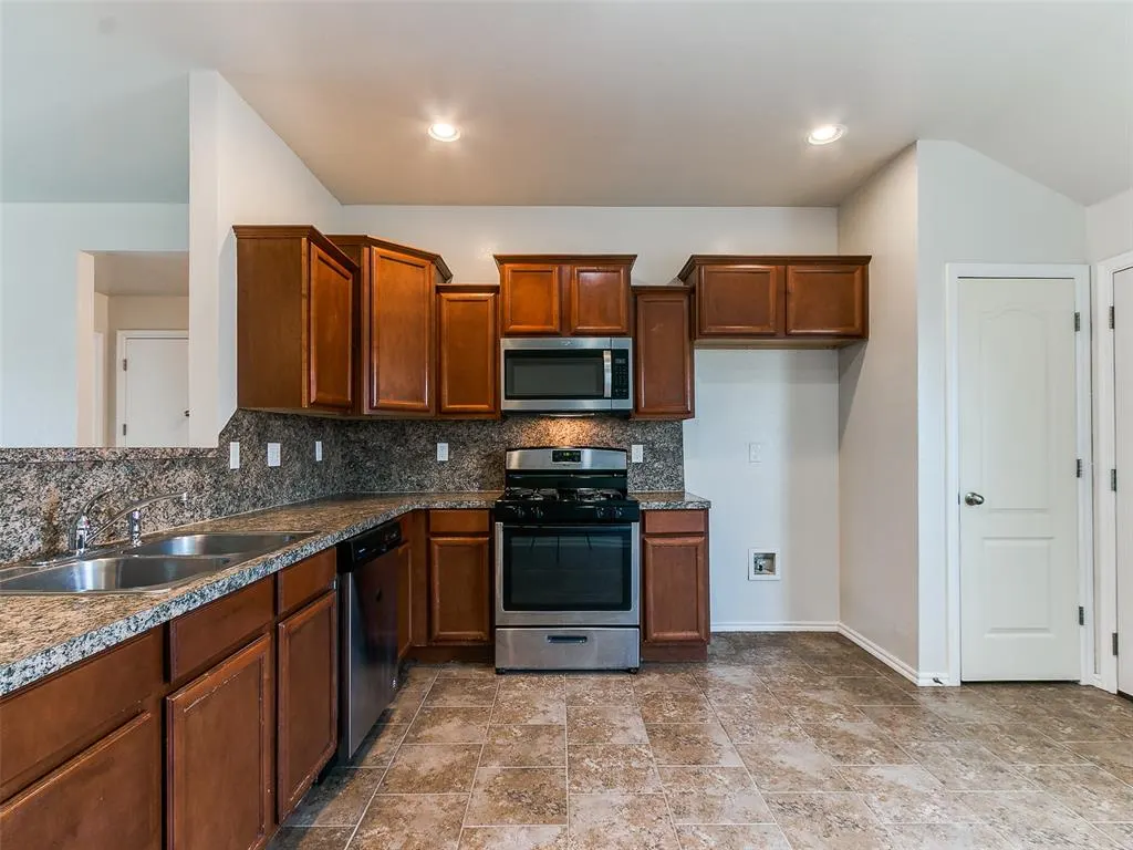 Photo 9 — 9637 Kylie Drive, Moore, OK 73160