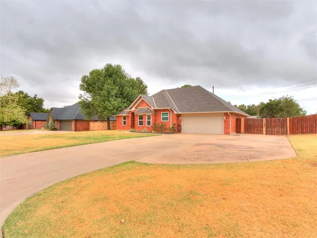 Photo 2 — 1533 E Persimmon Lane, Mustang, OK 73064