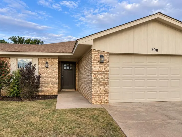 Photo 3 — 709 Polk Street, Altus, OK 73521