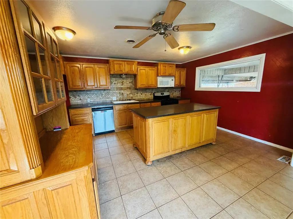 Photo 5 — 1204 W C Avenue, Elk City, OK 73644