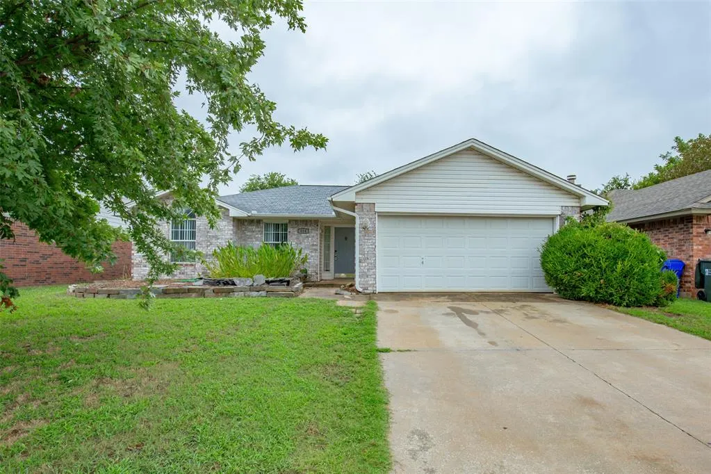 Front exterior — 424 Crest Place, Norman, OK 73071
